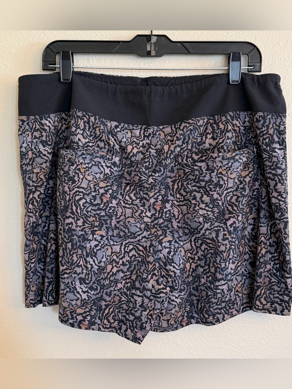 Athleta Trekkie shorts Black and Mauve Patterned Athletic Shorts Size 16 - Picture 3 of 8